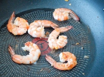 step2: 燒熱鑊後下油，先煎雞蛋，再煎熟鮮蝦(下鹽和白胡椒粉調味），盛起備用