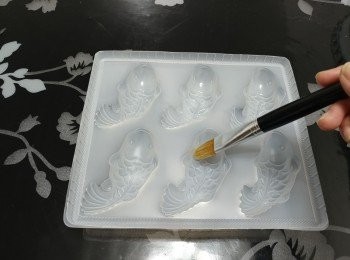 step6: 在糕模掃上小許生油（不掃脫模會有困難的）