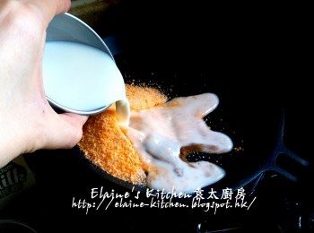 step6: 逐一將黃糖 , 玉桂粉 , 鹽及牛奶放入美的早餐機的煎pan內拌勻