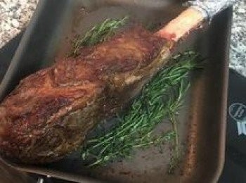 step5: 煎到牛排四面都上色後，放入百里香和迷迭香，利用鍋內餘油將香草煎出香味，並將煎好的戰斧牛排放在香草上；