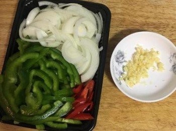 step4: 洋蔥去皮後切絲；青椒去籽和白膜後切絲；蒜頭切末；紅辣椒去籽後斜切；