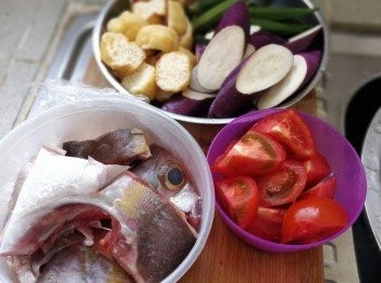 step1: 將魚頭洗乾淨，茄子，蕃茄切塊，豆卜切半備用。。
