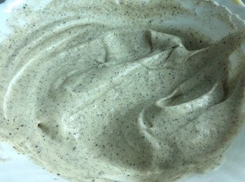 step8: 把蛋白分兩次倒入蛋黃麵粉糊，拌勻至光滑的pancake糊