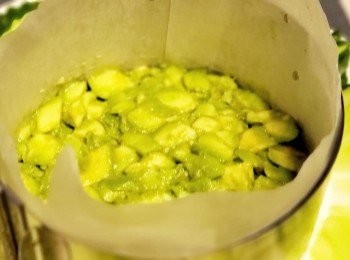 step4: 取出慕絲模圈， 圍上烹調紙， 放於器皿上，牛油果鋪成底層，壓實