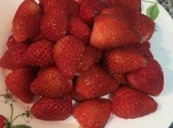 step1: 草莓用流動水洗淨，接著用冷開水洗2-3次後瀝乾。切除蒂頭備用。