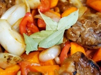 step7: 加入洋蔥, 甘筍及蕃茄炒勻，加入茄膏、豉油、雞粉、糖、 黑醋炒香, 加入月桂葉