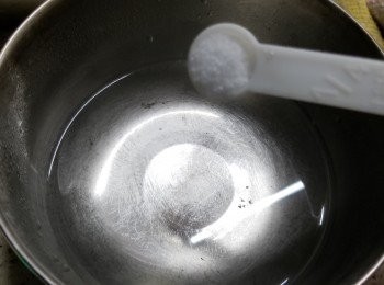 step1: 先做皮部份:用大熱滾水120g加入鹽半茶匙拌勻