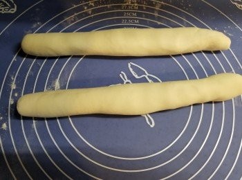 step6: 將粉糰分兩份,再搓成長條,每條平均切出10粒