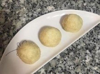 step18: 並略壓一下芝麻，讓芝麻留在糯米粉球上不易脫落；