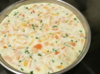 step6: 約番茄切碎，免治豬肉用糖，雞粉，生粉稍為撈好，不要攪成一團。
打好雞蛋加入約 2 隻蛋的水攪拌，再放入番茄碎同肉碎，蔥粒，芫茜碎攪拌好，稍為閒置一陣，再用保鮮紙或錫紙封好，預備蒸爐，以水滾放入計，大火蒸 12 分鐘，熄火焗 3 分鐘後取出，完成。