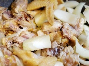 step3: 起油鑊把雞略炒3分鐘， 加入洋蔥拌勻