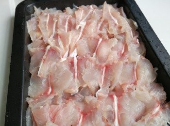 step1: 生魚起肉切片，骨位斬件，分開兩個碟放，兩碟都用鹽，胡椒粉，生粉，麻油少少醃，臨煮前10分鐘先放薑粒醃因驚魚肉梅
