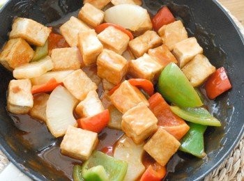 step3: 再加入菠蘿和豆腐，拌勻即成！