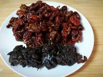 step1: 準備材料 , 紅棗先泡熱水 , 把籽去掉 , 桂圓肉用水清洗一下