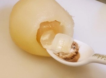 step6: 取出雪梨， 從底部釀入蘆薈