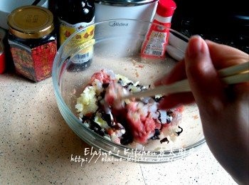 step4: 豬肉醃30分鐘後逐一加入蝦仁粒 , 木耳碎及韭黃粒拌勻