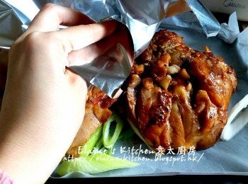 step14: 煎完兩塊<a href="https://bit.ly/2ZxapeY" target="_blank" data-keyword="雞扒" class="guide-link"><strong>雞扒</strong></a> <span style="display:inline-block;vertical-align:middle;margin-top:-3px;color:initial;border-radius:3px;padding:2px 3px;font-size:12px;line-height:14px;background:#87d300;color:#fff;">即買</span> 後放在京蔥上 , 淋上煎<a href="https://bit.ly/2ZxapeY" target="_blank" data-keyword="雞扒" class="guide-link"><strong>雞扒</strong></a> <span style="display:inline-block;vertical-align:middle;margin-top:-3px;color:initial;border-radius:3px;padding:2px 3px;font-size:12px;line-height:14px;background:#87d300;color:#fff;">即買</span> 的油及醃<a href="https://bit.ly/2ZxapeY" target="_blank" data-keyword="雞扒" class="guide-link"><strong>雞扒</strong></a> <span style="display:inline-block;vertical-align:middle;margin-top:-3px;color:initial;border-radius:3px;padding:2px 3px;font-size:12px;line-height:14px;background:#87d300;color:#fff;">即買</span> 的蒜粒 , 蓋上錫紙