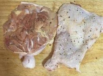 step3: 雞腿兩面都用玫瑰鹽和黑胡椒粉抹勻