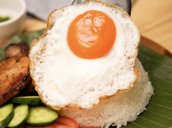 step4: 煎1隻太陽蛋。 之後將煮好的白飯放在碟上，另外將豬扒排好，再把太陽蛋放在飯上，在豬扒面淋上<span class="group_4">蔥油</span>，再配<span class="group_3">蘸汁</span>，即可食用。 