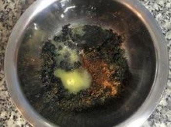 step2: 先做內餡，無鹽奶油微波30秒或室溫放軟，與芝麻粉和糖混勻。