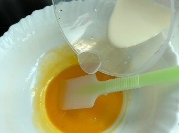step2: 打發蛋黃後，加入奶拌勻
