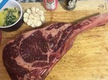 step2: 烤箱預熱到200度；
煎鍋燒熱後，放少許橄欖油，同時用鹽和黑胡椒粉抹勻牛排；蒜頭也要記得調味；