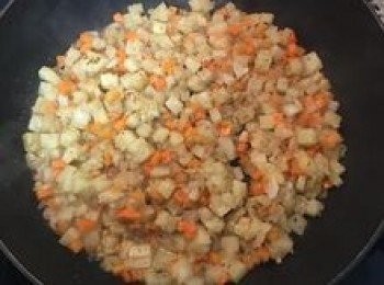 step8: 用鹽、香菇精和黑胡椒粉調味，並加少許水共煮以確保馬鈴薯和紅蘿蔔煮透煮軟。