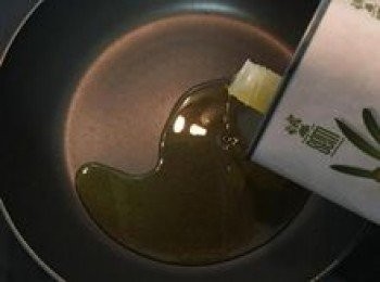 step4: 鍋內放入優質橄欖油；