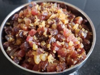 step10: 用中細火少少油，將蝦米，臘腸，鴨膶腸煎香