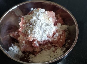 step11: 免治豬肉，用雞粉，糖，麻油，黃酒，肉燥醬，生粉，少少水撈好