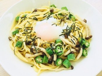 step5: 溫泉蛋打在意粉上，鋪上包裝附送的紫菜碎。簡單美味嘅溫泉蛋鱈魚子汁本菇秋葵意粉完成了！