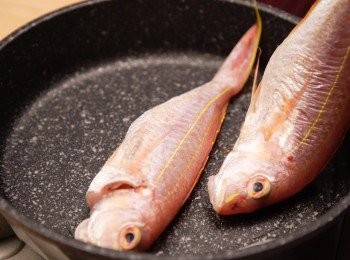 step4: 燒熱油鑊，魚開口位先落鑊，用小火煎，將魚均勻煎至金黃色，再返轉同樣煎封。