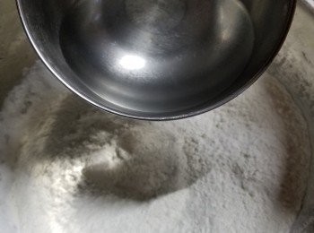 step2: 再倒入250g中筋麵粉內,用筷子不停攪拌均勻