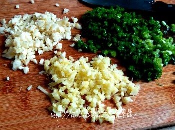 step4: 期間將蔥切粒 , 薑去皮切粒 , 蒜頭去衣切粒