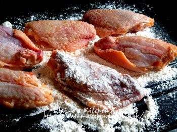 step6: <a href="https://bit.ly/3zHU5V3" target="_blank" data-keyword="雞中翼" class="guide-link"><strong>雞中翼</strong></a> <span style="display:inline-block;vertical-align:middle;margin-top:-3px;color:initial;border-radius:3px;padding:2px 3px;font-size:12px;line-height:14px;background:#87d300;color:#fff;">即買</span> 兩面沾上薄薄一層麵粉 , 再灑上少許麵包糠