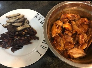 step4: 煲前準備：
臘腸切片、冬菇切條、雞先醃約30分鐘。