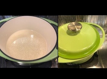 step5: 先洗米，再用水浸約30分鐘。蓋蓋。
因為雞有水份出的，所以不做1比1 ，
只加入米份量既8成水！
1.5 嘜米—1.1 份水 。