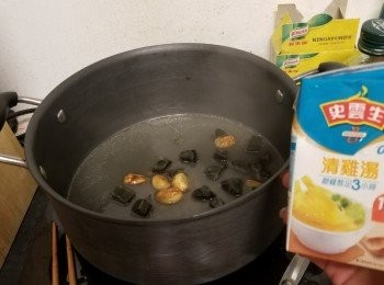 step5: 先放皮蛋蒜頭炒香，再倒入雞湯