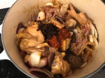 step5: 將雞件及冬茹加入炒至雞肉轉色，放麻辣醬、辣豆瓣醬、生抽及鹽炒勻