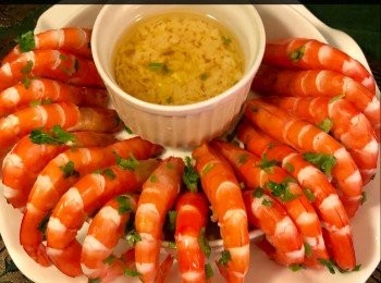 step6: 醃好後灑少許已爆好的蒜末於蝦面上，以猛火隔水蒸15分鐘便成。