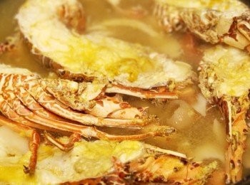 step2: 把龍蝦放入椰青雞湯中煮五分鐘，即成