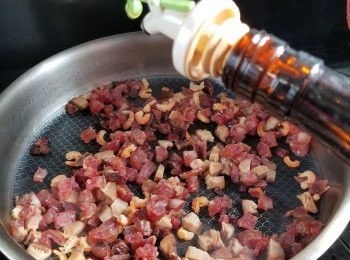 step6: 用白鑊將所有臘肉,臘腸,冬菇,蝦米爆香,讚少許紹興酒炒香