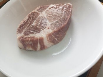 step1: 先將豬肉解凍，用刀背琢鬆豬肉表面，乾蔥剁蓉。