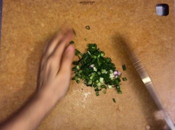 step3: 蔥洗淨去根，切粒備用