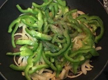 step7: 放入青椒絲並用鹽和黑胡椒粉調味；
