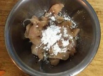 step2: <a href="https://bit.ly/3EZL8dD" target="_blank" data-keyword="雞胸" class="guide-link"><strong>雞胸</strong></a> <span style="display:inline-block;vertical-align:middle;margin-top:-3px;color:initial;border-radius:3px;padding:2px 3px;font-size:12px;line-height:14px;background:#87d300;color:#fff;">即買</span> 肉切成條狀，加入醃料；