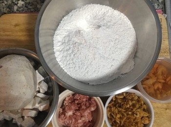 step1: 蝦米洗淨泡水；並將所有的粉秤在一起，(太白粉30g可以用玉米粉+木薯澱粉各15g做替代。）；芋頭去皮洗淨。