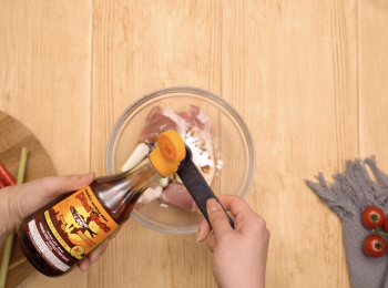 step2: <span class="group_3">蘸汁</span>材料拌勻備用。<span class="group_4">蔥油</span>材料放進碗中拌勻，然後放入微波爐煮15秒，取出備用。