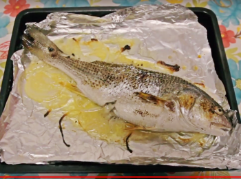 step6: 把白酒，牛油，蜂蜜拌勻，5分鐘拿出鱸魚塗勻<span class="group_2">醬汁</span>，再放回焗爐多焗5分鐘；
拿出鱸魚，完成!