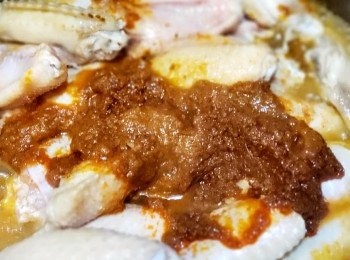 step2: 加入喇沙醬, 糖及茄膏炒勻